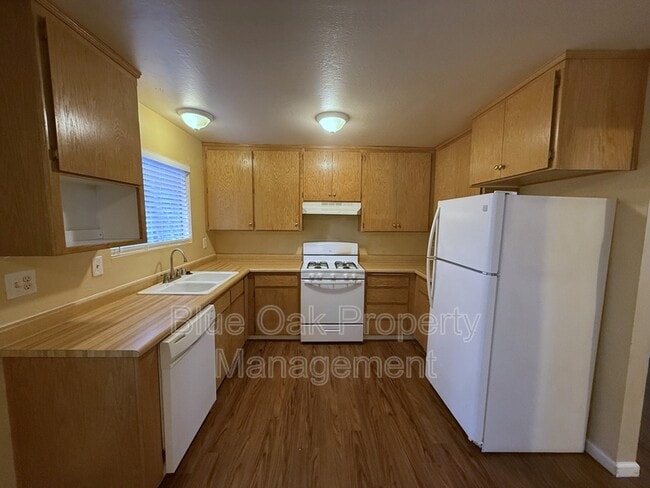 Building Photo - 403 Maple St