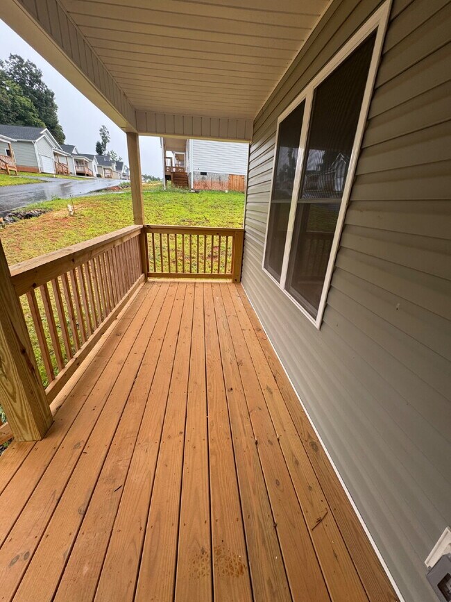 Foto del edificio - "Charming 3-Bedroom Retreat with 2 Full Baths on Quinn Hill Lane, Mars Hill!"
