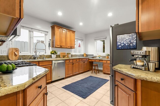 Foto del edificio - (Ellie:B) 900-902 Havenhurst Drive &amp; 8117 Willoughby Avenue