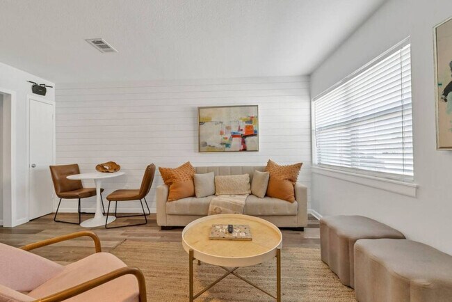 Foto del edificio - 302 Santa Rosa Blvd