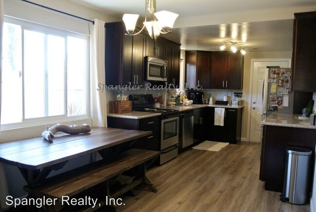 Foto del edificio - 2458 Hummingbird Hill Ln