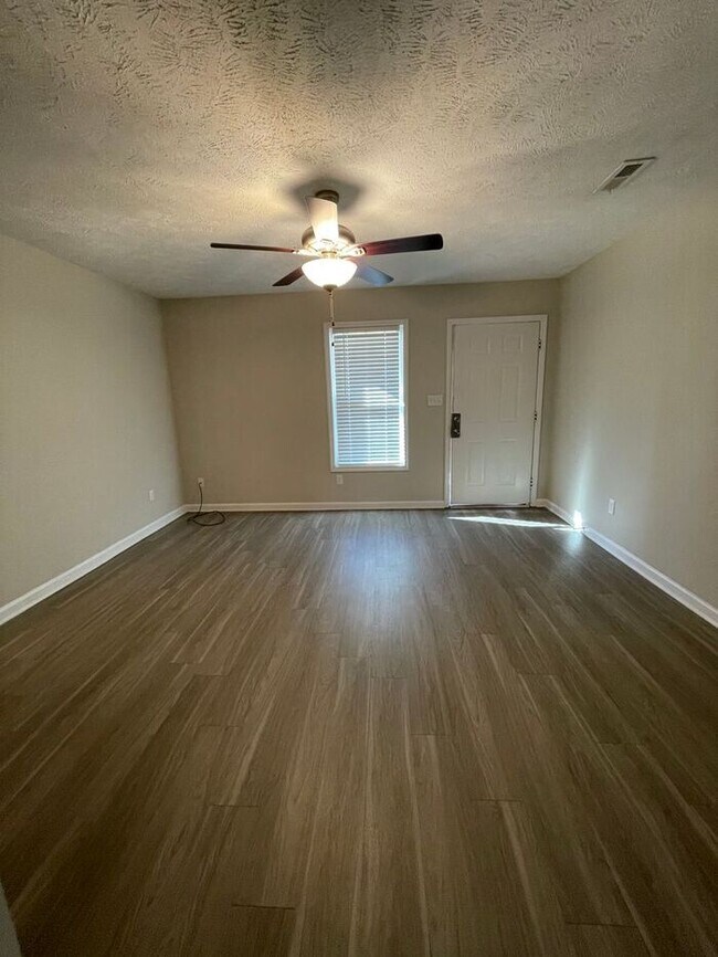 Building Photo - Charming Garden Style Apartment in Hope Mi...