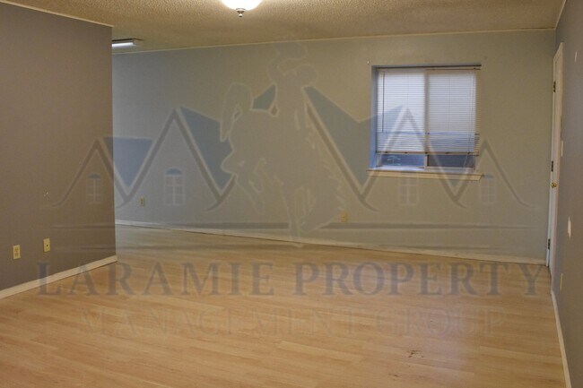 Foto del edificio - 3 Bedroom 2 Bathroom Apartment