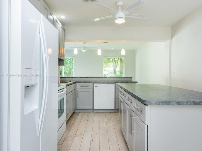 Building Photo - 842 NE 121st St