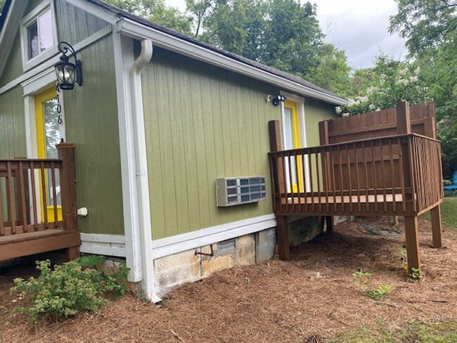 Building Photo - Furnished Tiny House!