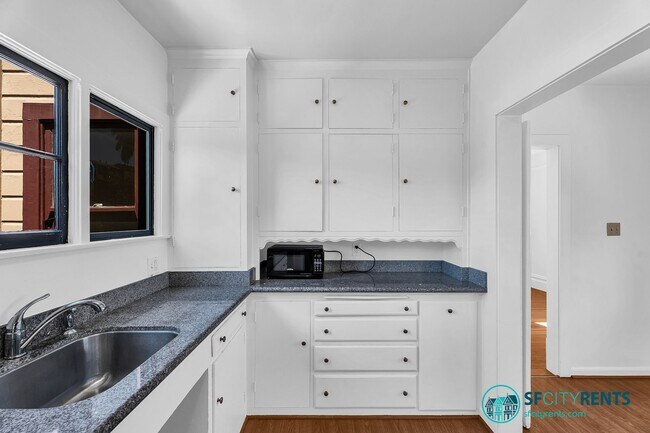 Foto del edificio - Castro/Eureka Valley: Top Floor Flat w/ in-unit W/D & Shared Yard