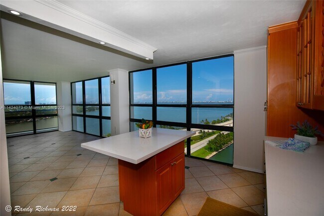 Foto del edificio - 600 NE 36th St