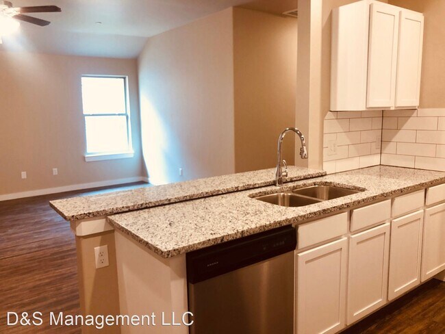 Building Photo - 3 br, 2 bath House - 5211 Oakwood Villas C...