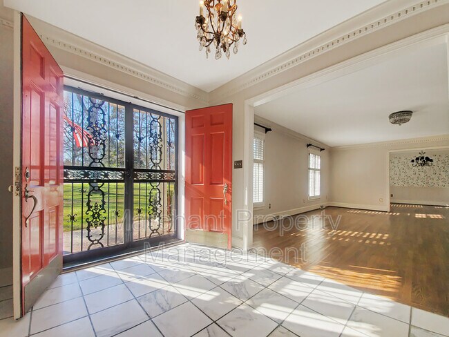 Building Photo - 37 Chanticleer Dr
