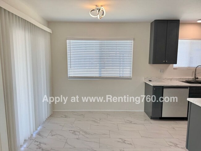 Building Photo - Updated 3 Bed 2 Bath Home Centrally Located!!