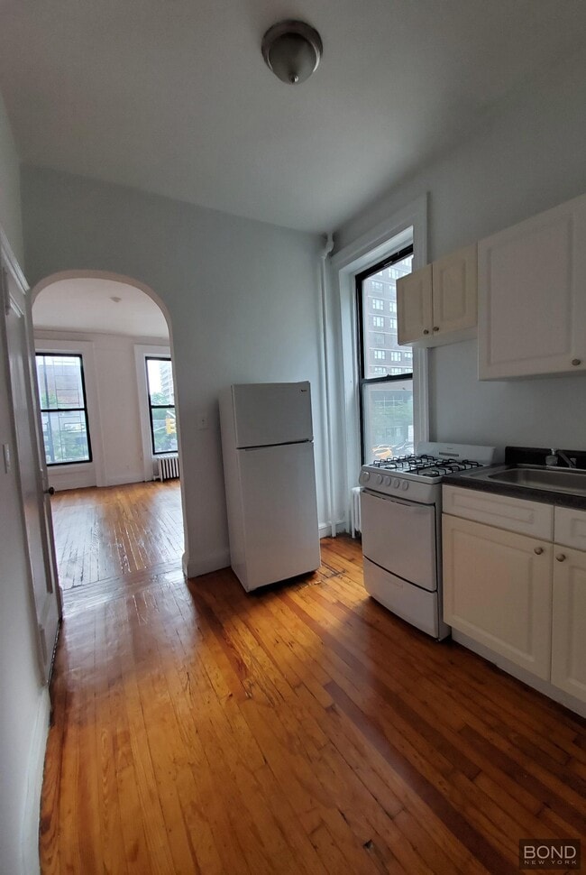 Building Photo - 171 E 88th St