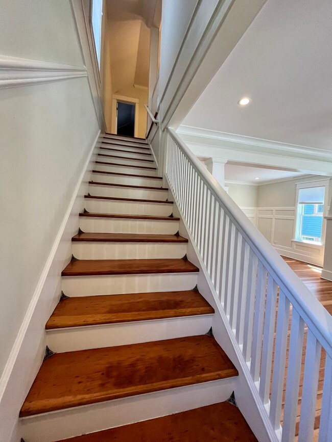 Building Photo - Completely refurbished 3 bed, 2 bath house...