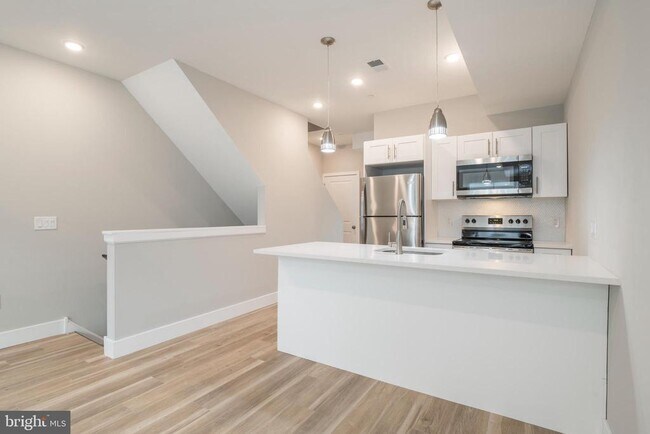 Building Photo - 2009 N Darien St