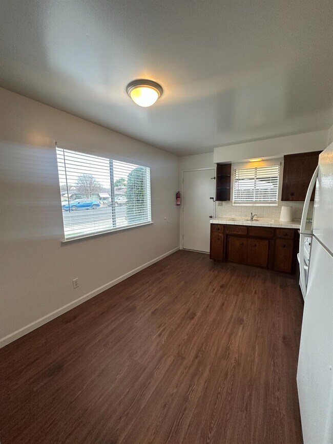 Foto del edificio - 220 Pollasky Ave