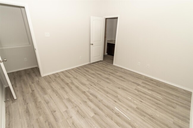 Foto del edificio - 5618 Gara River Dr