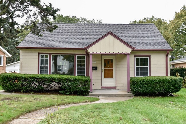 Building Photo - 4977 N Iroquois Ave