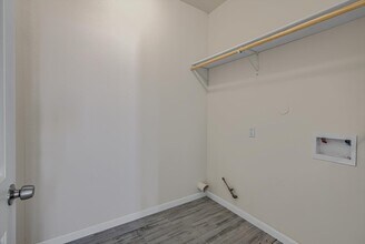 Building Photo - 17 Edgewater Dr