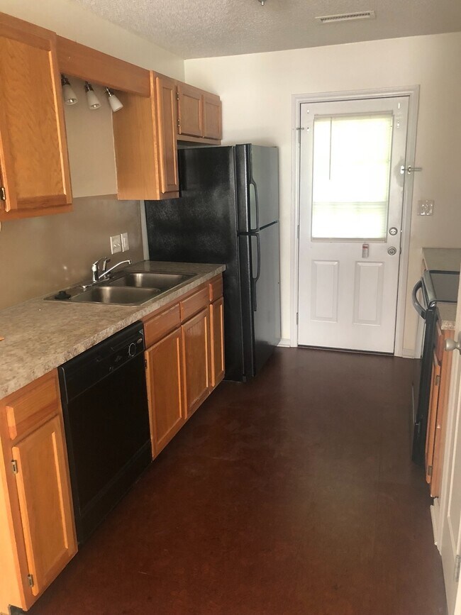 Foto del edificio - 2 beds 2 baths Condo!! Coming this January...