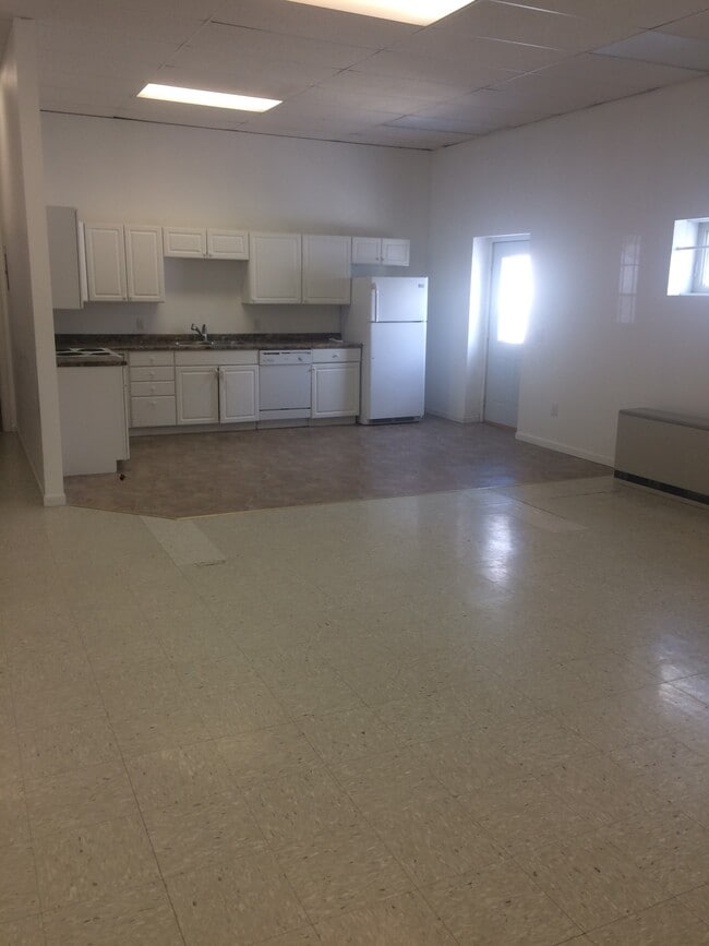 Building Photo - 208 Center St