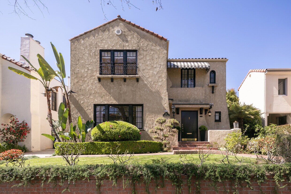 Upper Unit - 171 S Orange Dr