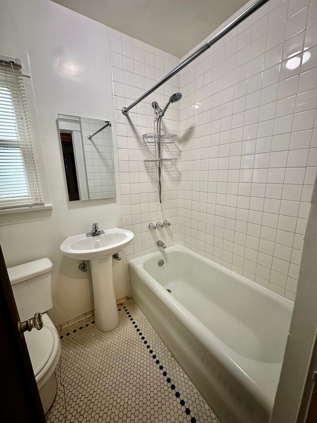 Foto del edificio - Quiet bungalow living in Historic Carroll Park