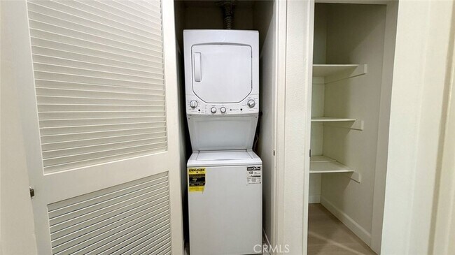 Foto del edificio - 310 E Providencia Ave