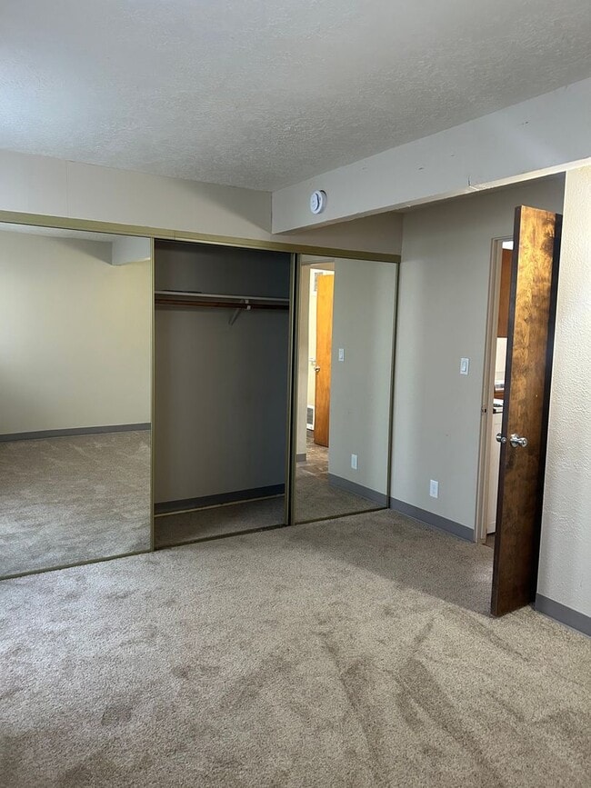 Building Photo - (690) Circle Drive Court - 1 Bedroom / 1 Bathroom