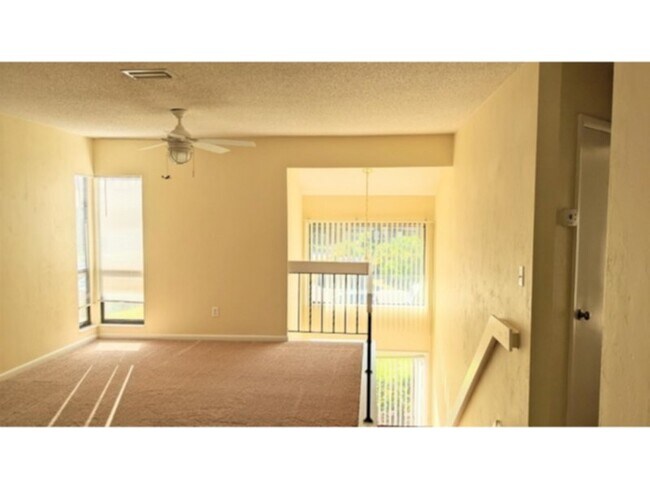 Building Photo - 34 Hembury Ln