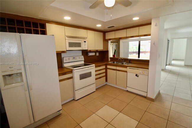Building Photo - 8850 SW 123rd Ct