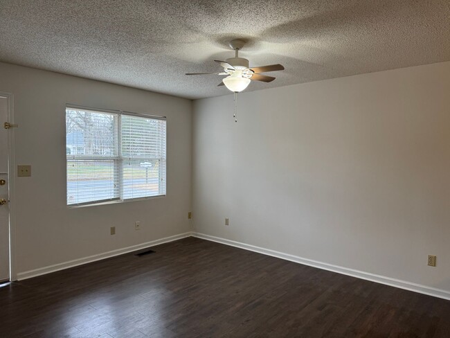 Building Photo - Two Bedroom Apartment in Newton