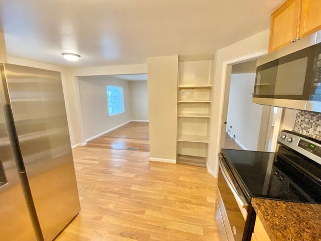 Building Photo - Newly Renovated 2 Bedroom Home in South Burlington Available NOW!