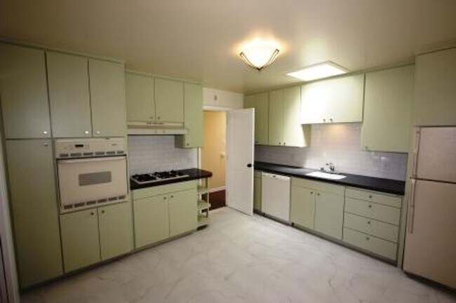 Building Photo - Charming 2-Bed, 2-Bath Home in University ...