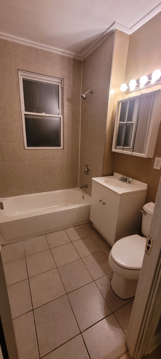 Baño - 915 W 95th St