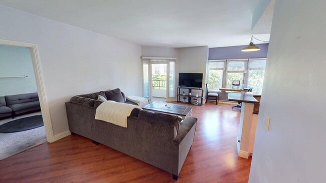 Building Photo - Upgraded 2bd/2Ba Mariana District Condo - ...