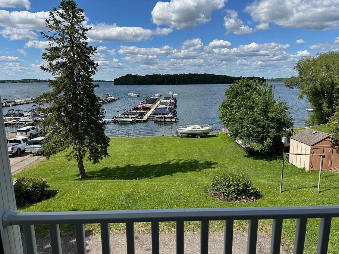 ¡Vista desde el balcón del lago Waconia! - 32 E Lake St