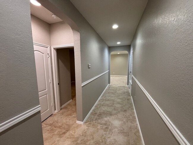 Building Photo - Spacious 3-Bed, 2-Bath Home with Covered P...