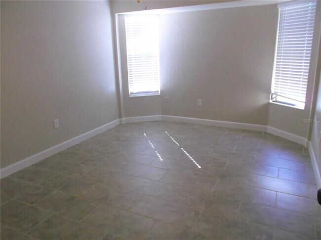 Building Photo - 2811 Riverside Dr