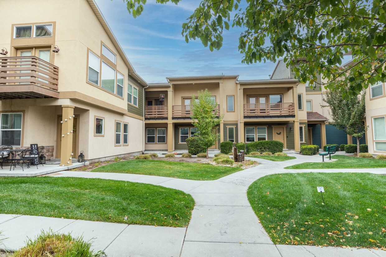 Foto principal - Beautiful 2 Bed 2 Bath South Jordan Townhome