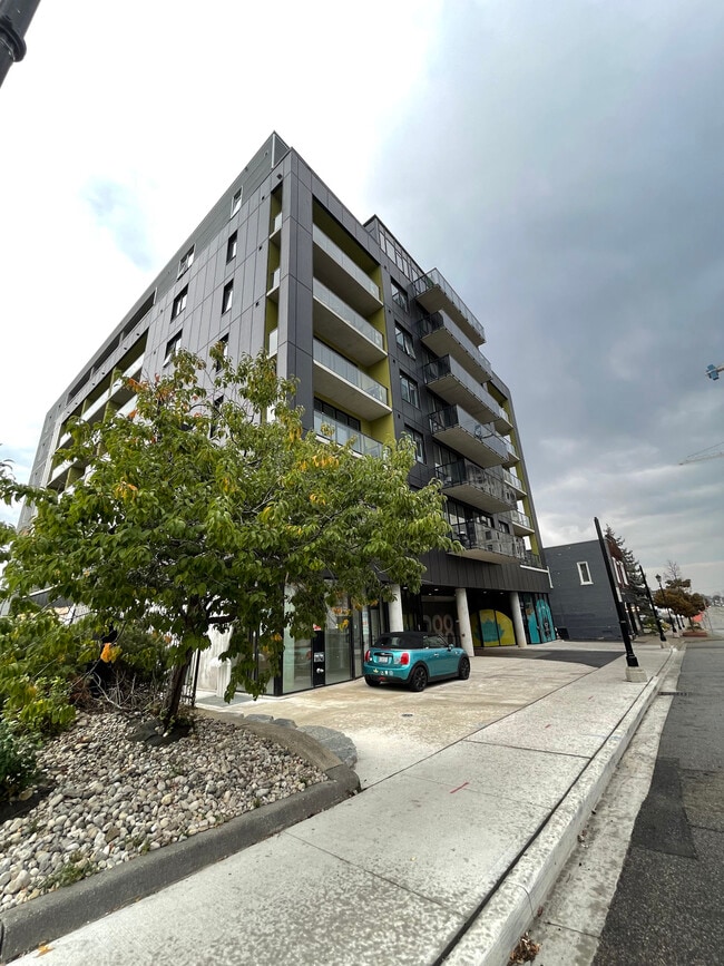 Building Photo - 388 King St E