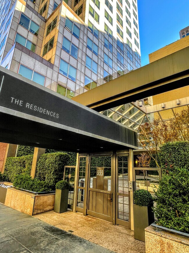 Gated courtyard entrance in the heart of Financial District. - 333 Bush St