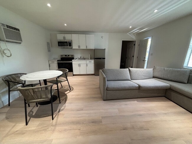 Building Photo - Quaint Furnished One Bedroom Oasis Minutes...