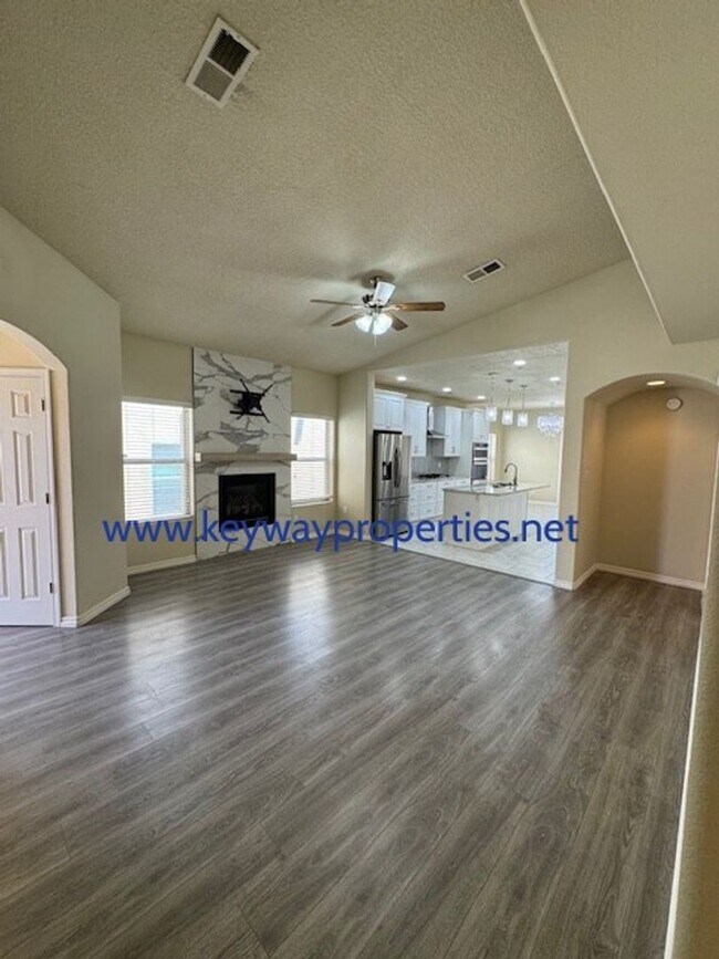 Building Photo - Beautiful 3 bed 2 bath house