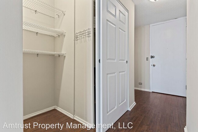 Foto del edificio - 1 br, 1 bath House - 6700 S South Shore Dr...