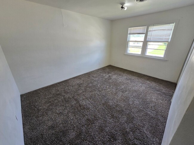 Foto del edificio - $1100 3 Bed 1 Bath Townhome
