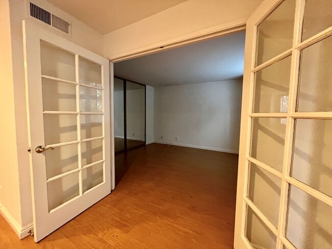 Building Photo - Charming, Light and Bright Wilshire Selby East with a spacious floor plan