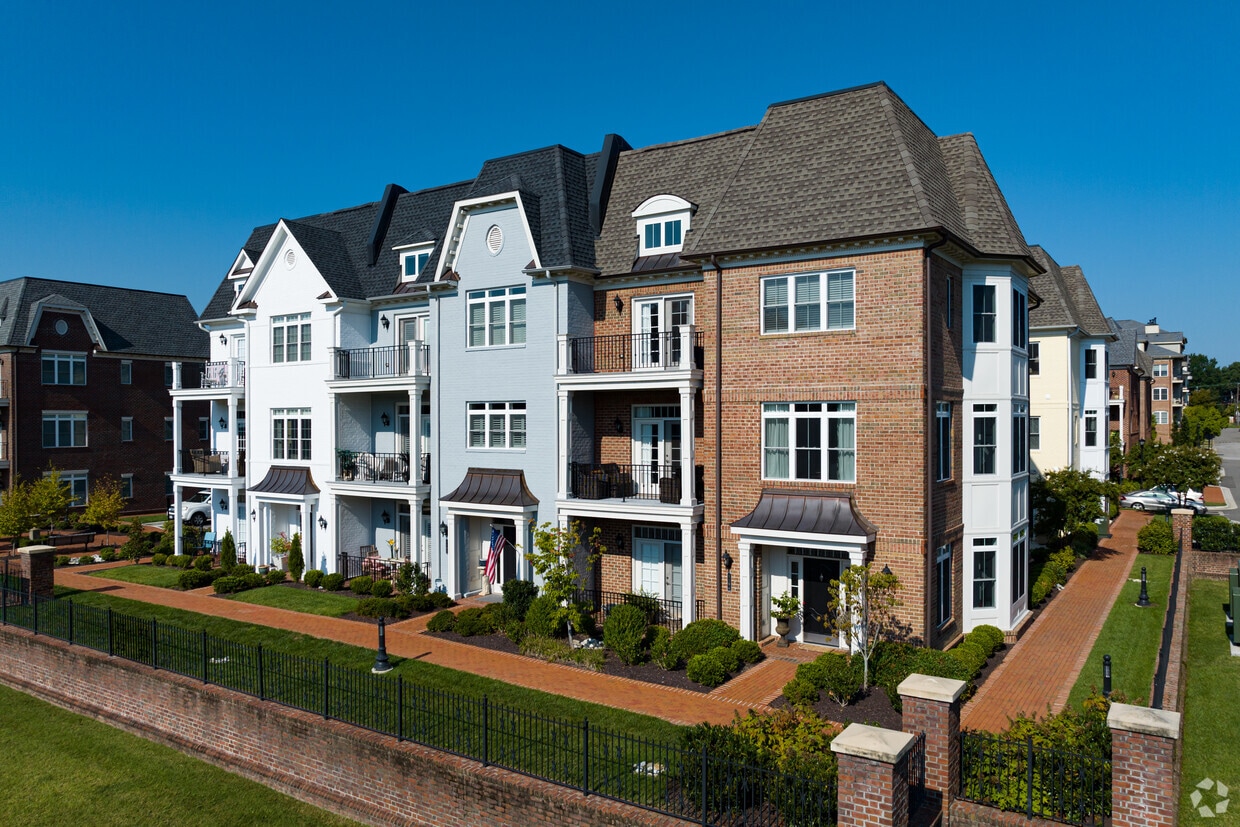 Monument Square Apartments in Richmond, VA