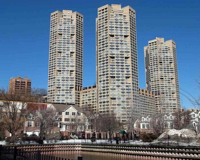 Building Photo - 7000 Boulevard E