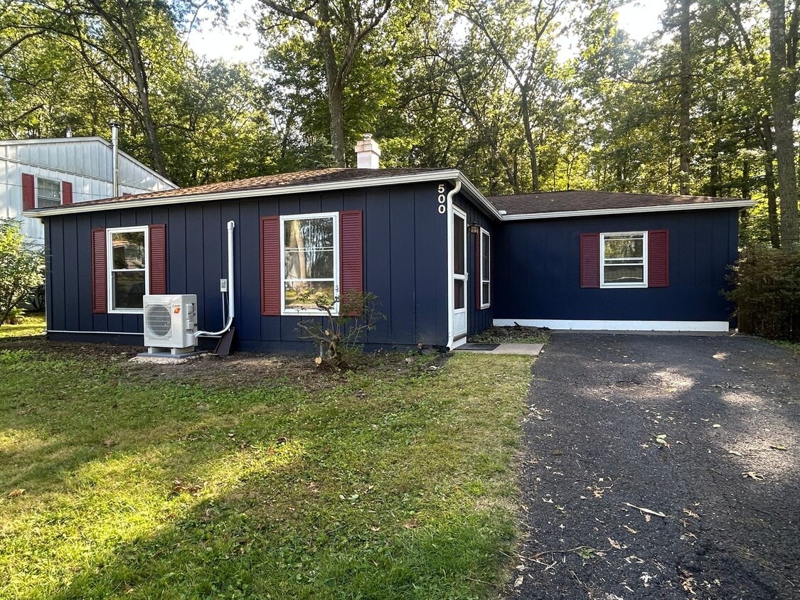Primary Photo - 3 bedroom, 2 bath Ranch House
