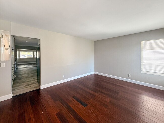 Foto del edificio - Newly Remodeled 3B 2BA Home w/ Putting Gre...