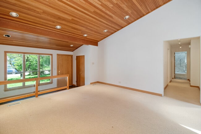 Building Photo - 640 Sunset Dr